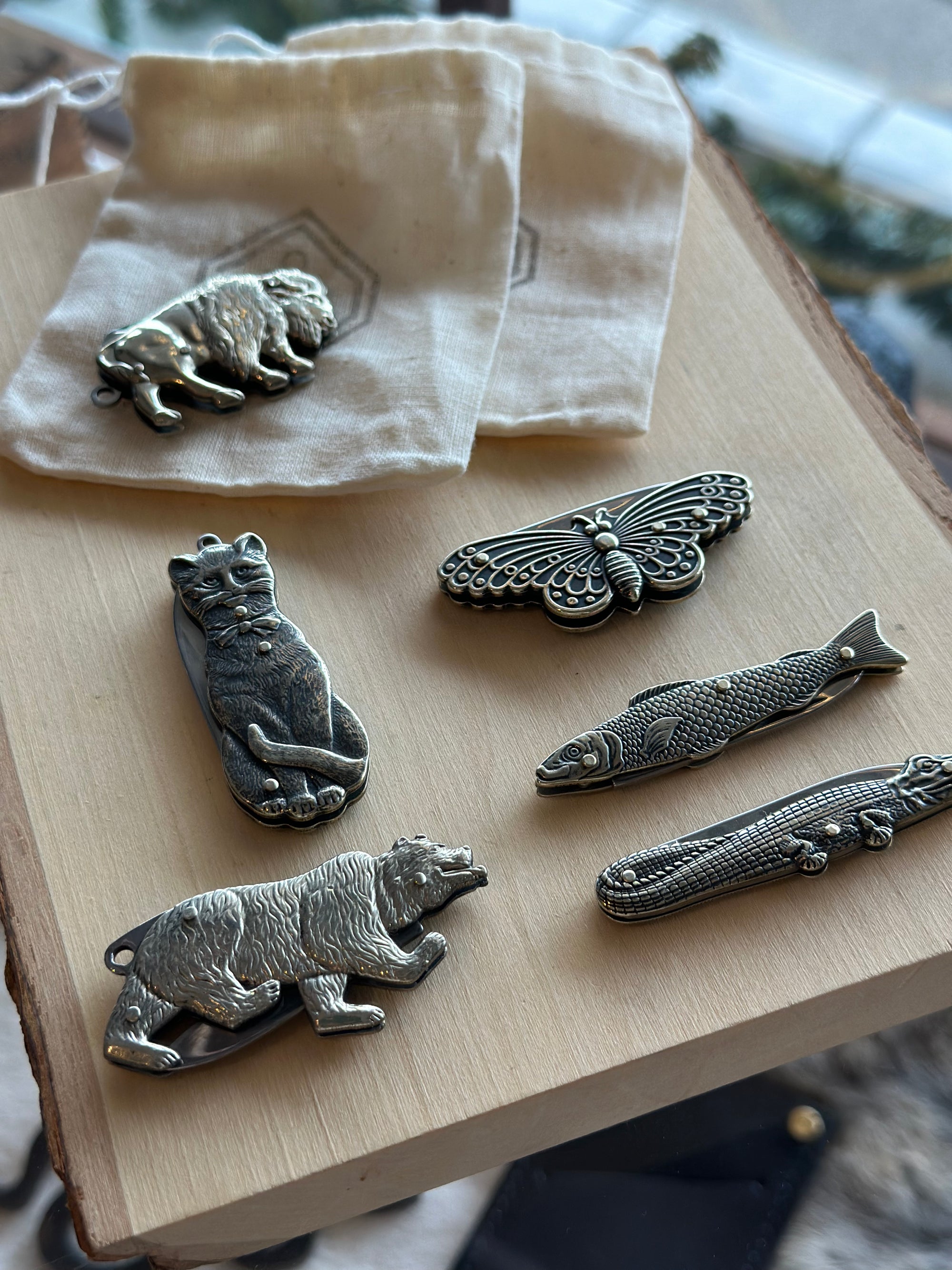 Carry a touch of the wild with Brass Animal Pocket Knives! Stylish, functional, and fun—each features a sturdy metal handle and sharp stainless steel blade.