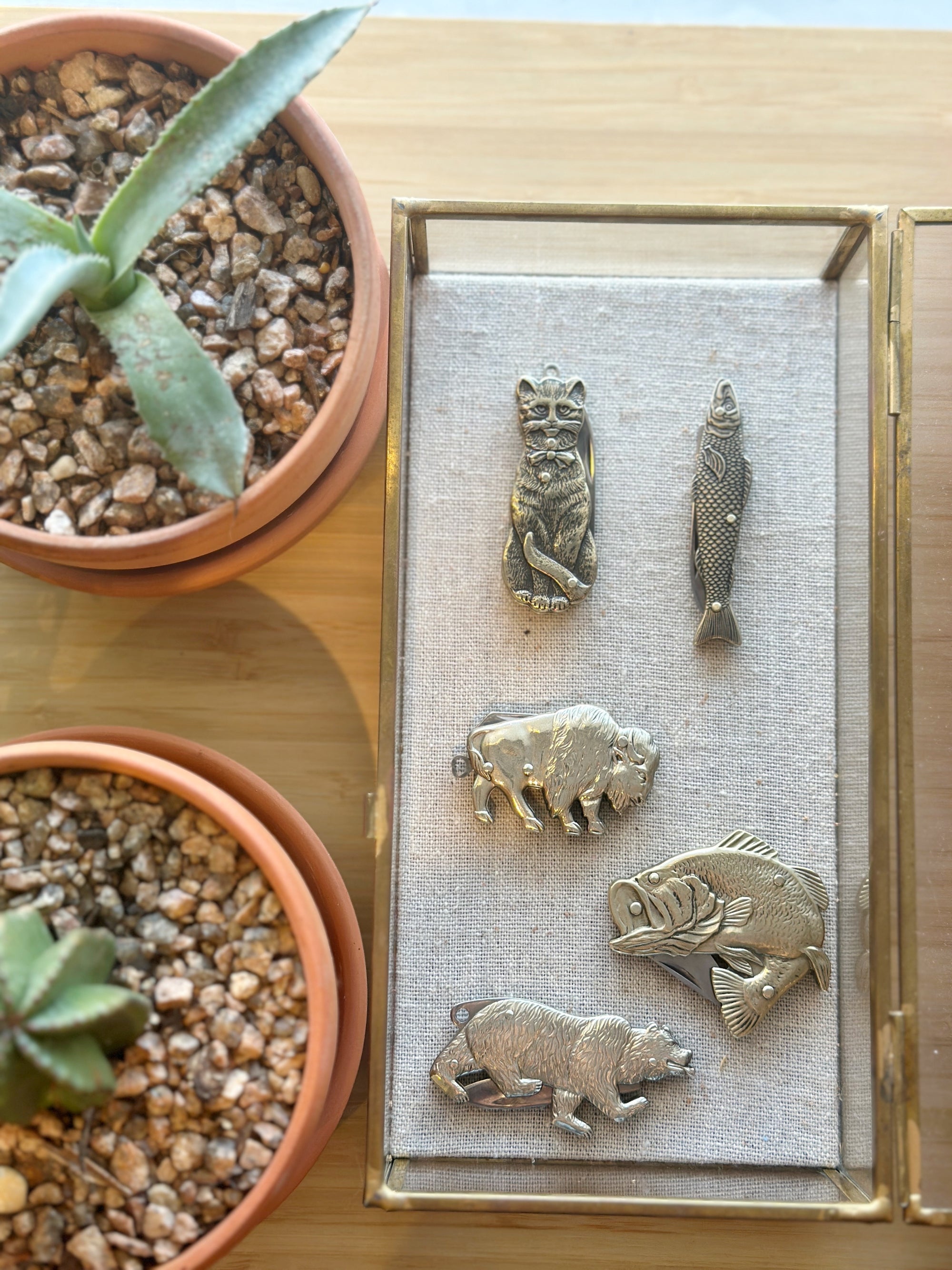 Carry a touch of the wild with Brass Animal Pocket Knives! Stylish, functional, and fun—each features a sturdy metal handle and sharp stainless steel blade.