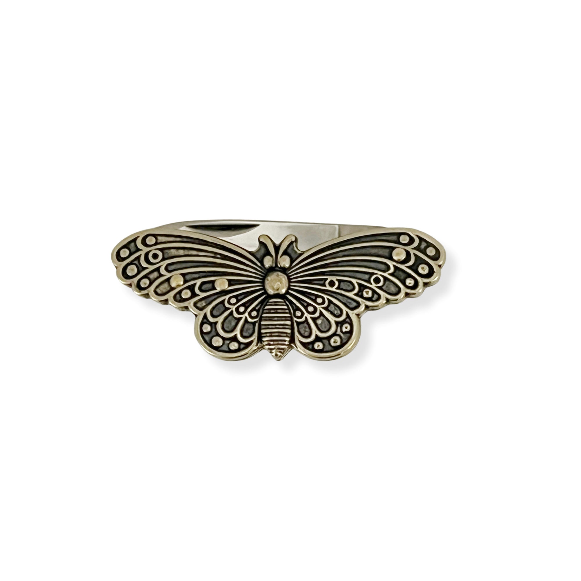 Carry a touch of the wild with Brass Animal Pocket Knives! Stylish, functional, and fun—each features a sturdy metal handle and sharp stainless steel blade.