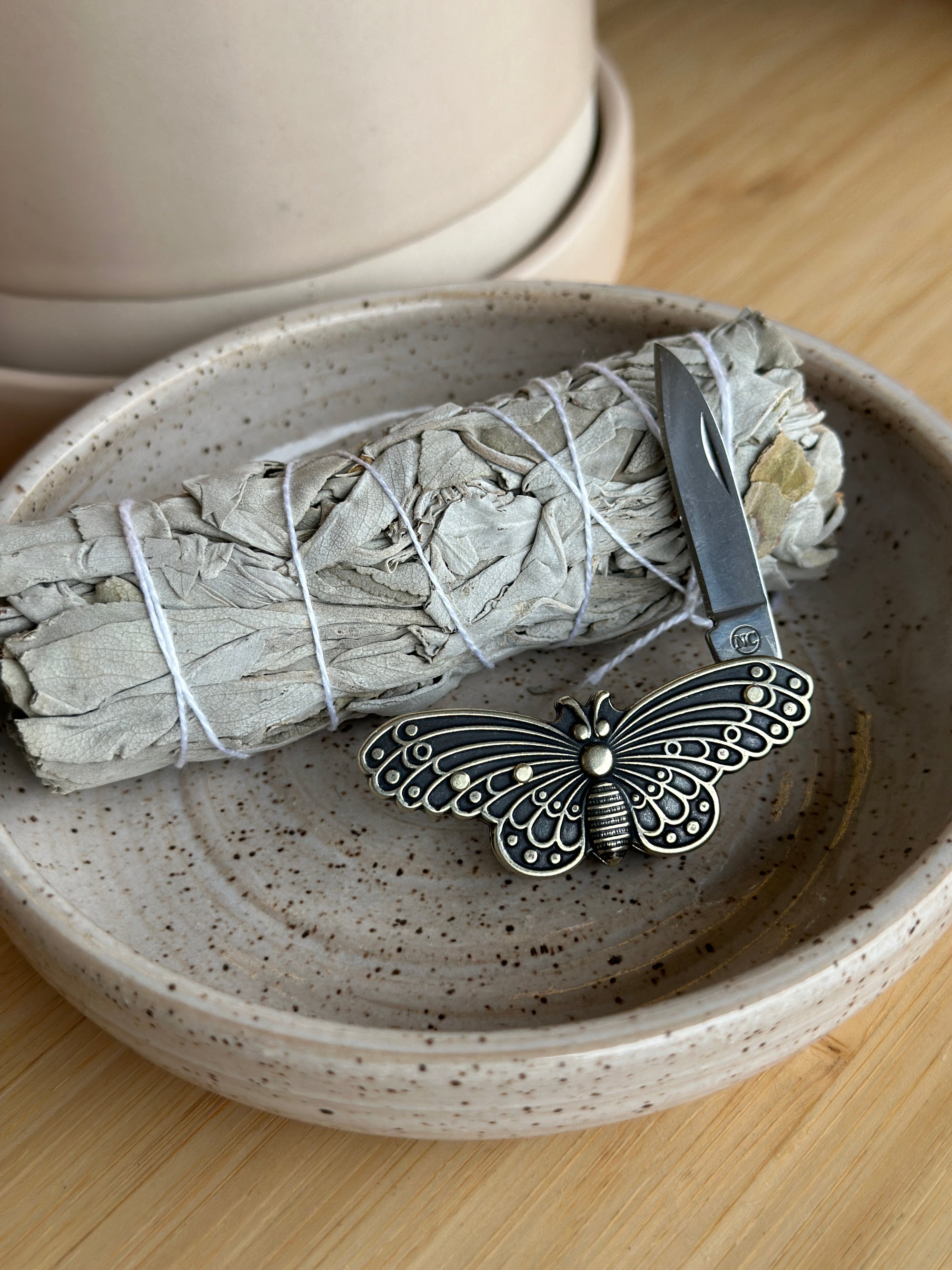 Carry a touch of the wild with Brass Animal Pocket Knives! Stylish, functional, and fun—each features a sturdy metal handle and sharp stainless steel blade.