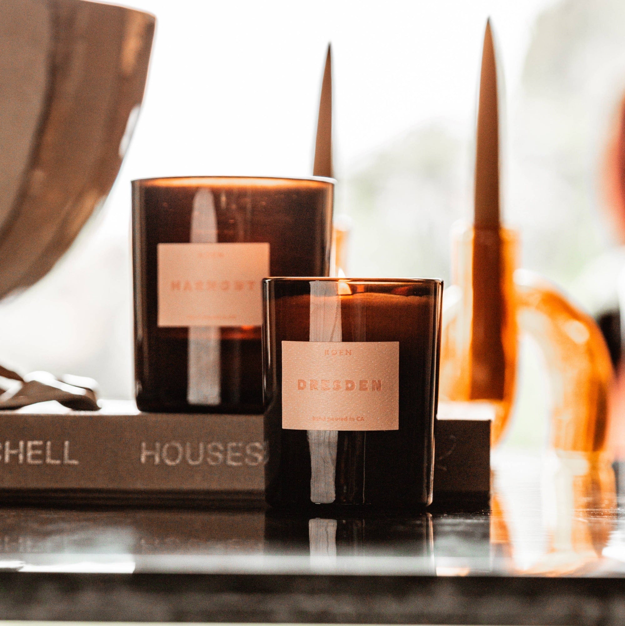 Smells like an old Hollywood secret, dimly lit bar and crisp cocktail. This scent walks the line between fresh and moody. Citrusy notes are softened by warm oud and a hint of black pepper. It's not quite fresh, not quite woody - just unmistakably cool.