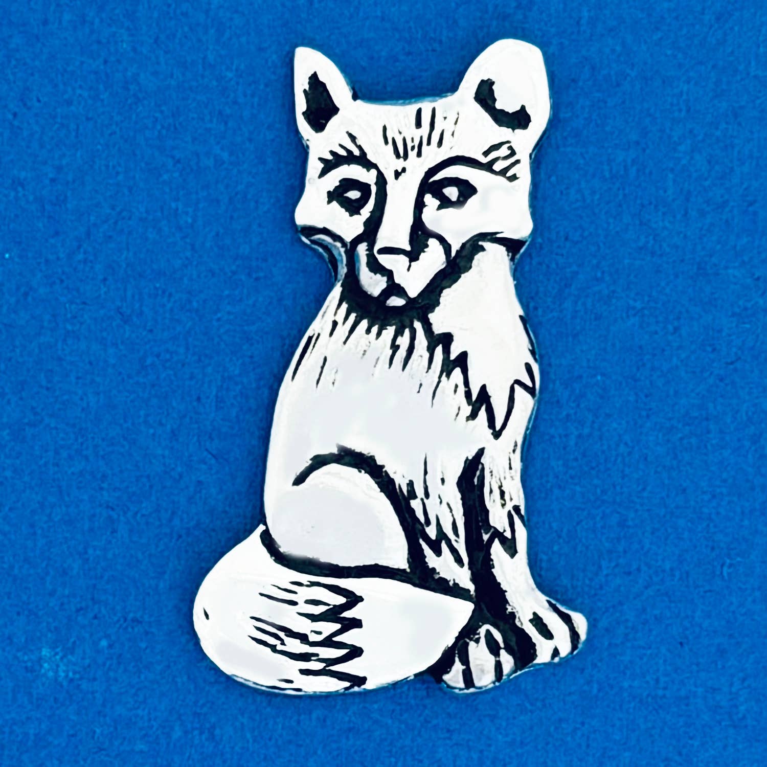 Meet your new favorite pocket companion! Keep it in your bag or use it to decorate your home. On one side, a beautifully detailed fox sits in quiet observation, while the other side cheekily reads 'Crafty.'

Fine hand-crafted pewter, made in Canada.