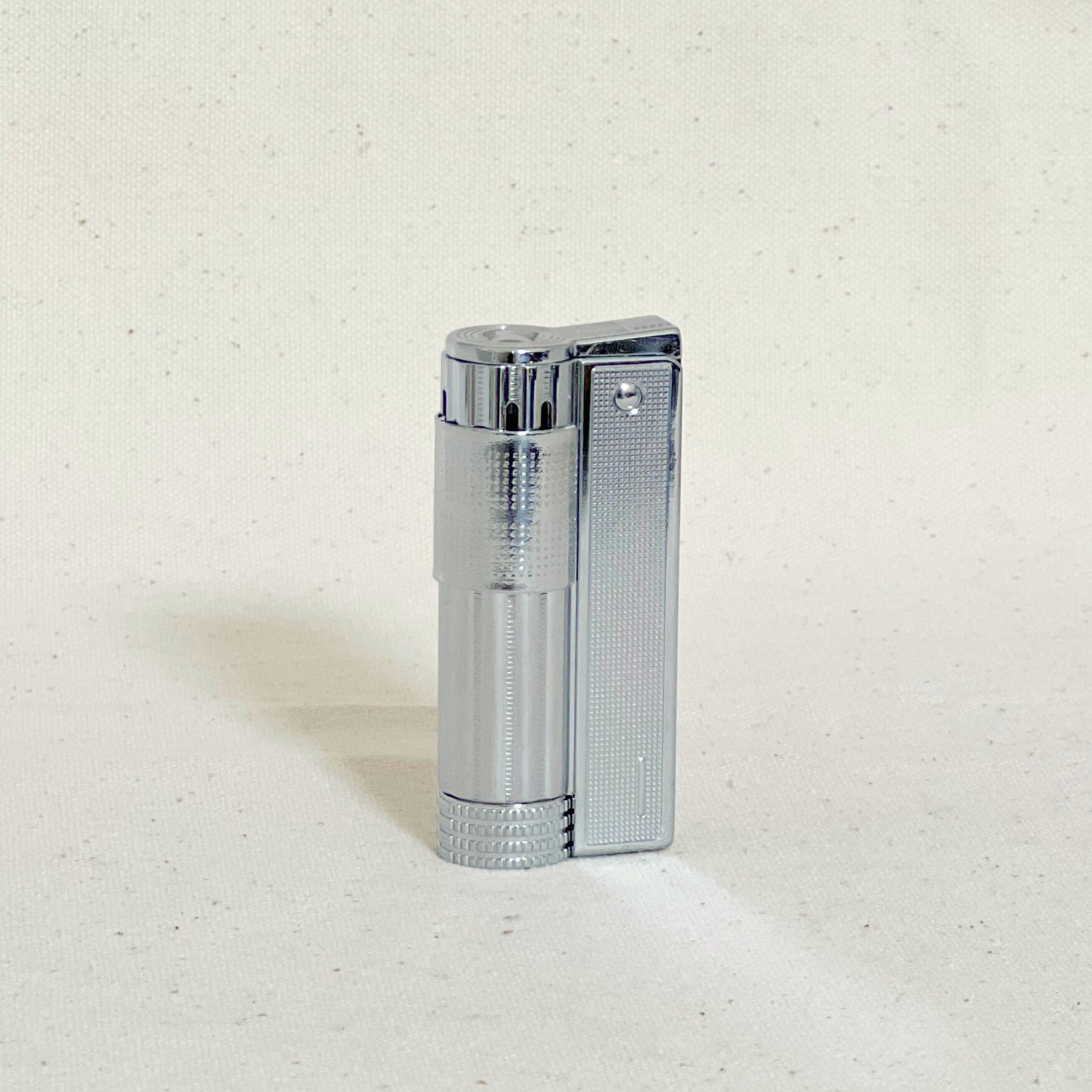 Add style to your flame game with our Trench Lighter in silver or gold. Polished finish, powerful trigger, and sleek design elevate your smoking or candle experience.