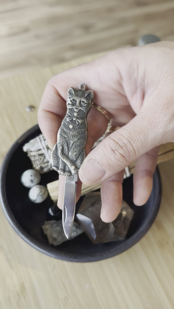 Carry a touch of the wild with Brass Animal Pocket Knives! Stylish, functional, and fun—each features a sturdy metal handle and sharp stainless steel blade.